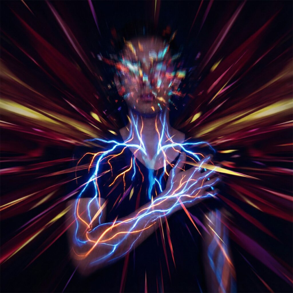 심장에서 퍼져 나오는 빛나는 혈관과 역동적인 선으로, 아드레날린 폭발과 함께 변이 중인 인간 형상을